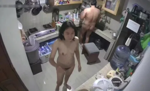 Đang khỏa thân rửa bát thì anh đè em lên bếp chịch tưởng thế nào được có 1 phút đã xong